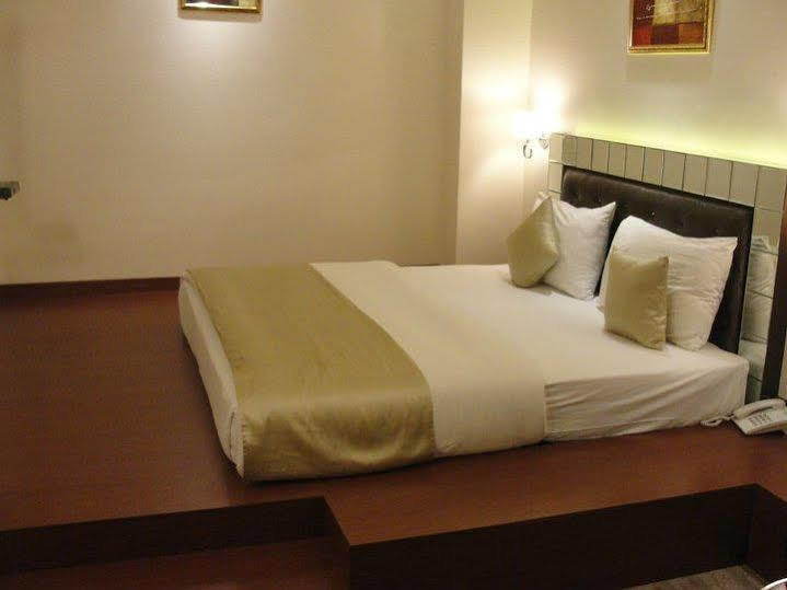 Hotel D'Grand Bareilly Εξωτερικό φωτογραφία